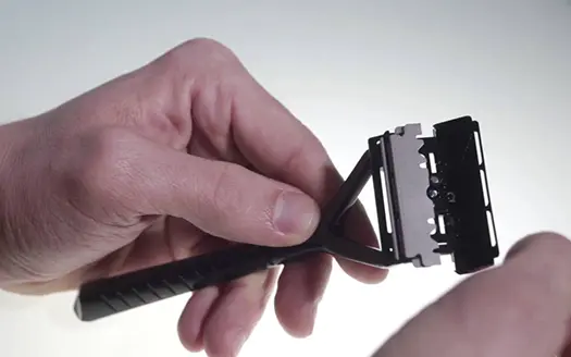 How to install the blade of a manual shaver